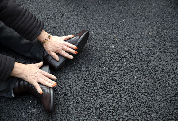 4일 오후 서울 전두환 전 대통령 연희동 자택 앞에서 오월을 사랑하는 사람들의 모임·옛 전남도청 지킴이 어머니들이 이순자씨의 ‘민주화의 아버지는 전두환’ 망언을 규탄하고 있다. 2019.1.4  연합뉴스