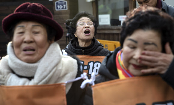 4일 오후 서울 전두환 전 대통령 연희동 자택 앞에서 오월을 사랑하는 사람들의 모임·옛 전남도청 지킴이 어머니들이 이순자씨의 ‘민주화의 아버지는 전두환’ 망언을 규탄하고 있다. 2019.1.4  연합뉴스