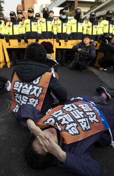 바닥에 누운 ‘오월의 어머니’