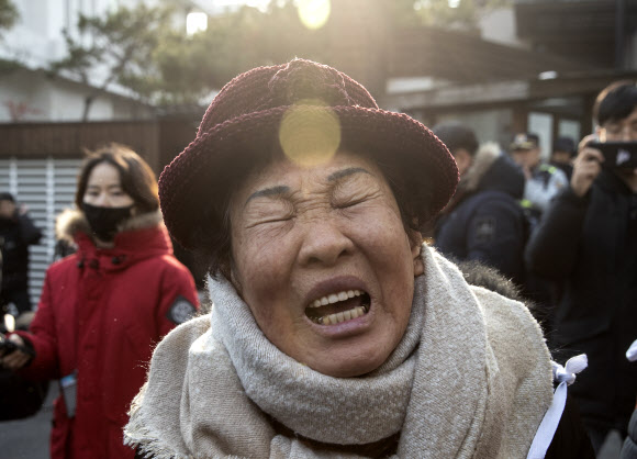 4일 오후 서울 전두환 전 대통령 연희동 자택 앞에서 오월을 사랑하는 사람들의 모임·옛 전남도청 지킴이 어머니들이 이순자씨의 ‘민주화의 아버지는 전두환’ 망언을 규탄하고 있다. 2019.1.4  연합뉴스