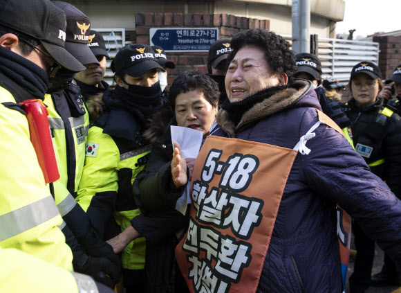 4일 오후 서울 전두환 전 대통령 연희동 자택 앞에서 오월을 사랑하는 사람들의 모임·옛 전남도청 지킴이 어머니들이 이순자씨의 ‘민주화의 아버지는 전두환’ 망언을 규탄하며 폴리스 라인을 전 전 대통령 자택 가까이로 밀어줄 것을 요구하고 있다. 2019.1.4 연합뉴스