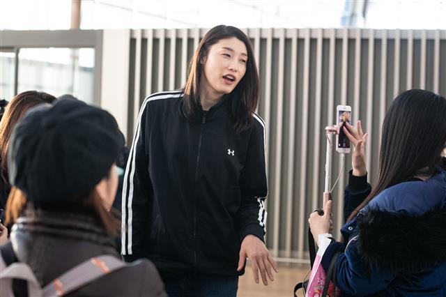 ‘배구여제’ 김연경 출국
