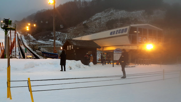 5일 오전 6시 57분께 전북 무주군 덕유산리조트 스키장 리프트가 고장 나 공중에 멈춰 있다. 2019.1.5 전북경찰청 제공=연합뉴스