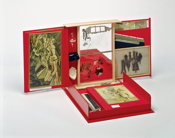 국립현대미술관 서울관에서 열리는 마르셀 뒤샹전 전시 작품들. 뒤샹의 주요 작품을 미니어처로 구성해 만든 ‘여행가방 속 상자’(1966). 국립현대미술관 제공