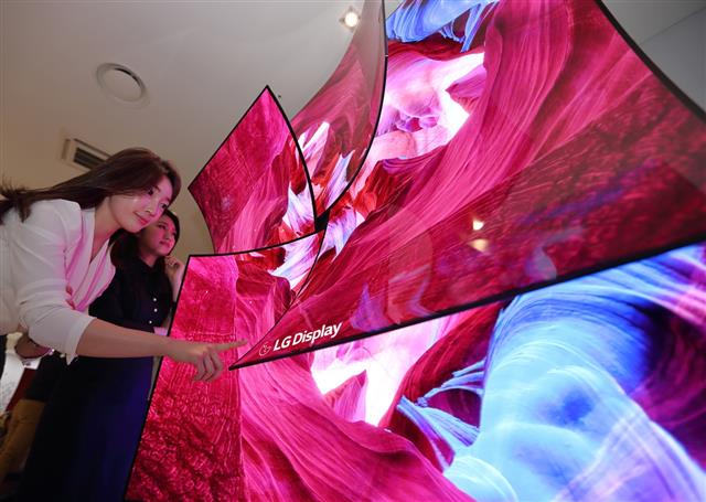 LG디스플레이는 ‘CES 2019’에서 차별화된 OLED 기술을 앞세운 신제품을 선보인다고 6일 밝혔다. 사진은 65인치 UHD OLED 디스플레이 4장을 이용해 만든 장미꽃 형태의 조형물.  LG디스플레이 제공