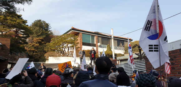 전두환 전 대통령 자택 앞에 모인 지지자들