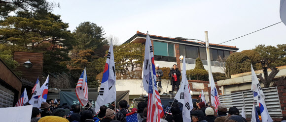 전두환 전 대통령 자택 앞에 모인 지지자들