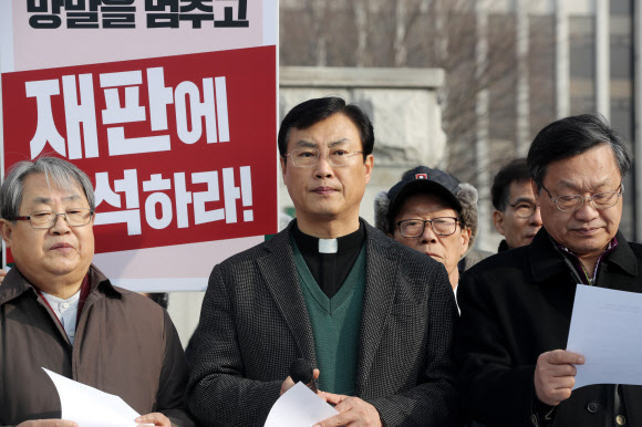 7일 오후 광주지법 앞에서 고(故) 조비오 신부의 조카 조영대 신부(가운데)가 재판에 불출석한 전두환 전 대통령을 규탄하는 기자회견을 하고 있다. 2019.1.7  연합뉴스