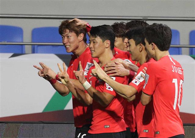 축구 대표팀 황의조(왼쪽 첫 번째) 선수가 7일 (현지시간) 아랍에미리트에서 열린 2019 아시안컵 조별리그 C조 1차전 필리핀과의 경기에서 결승골을 넣은 뒤 동료들과 ‘V’자 세리머니를 펼치고 있다. 뉴스1