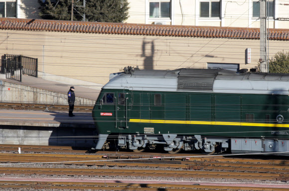 김정은 북한 국무위원장이 탄 것으로 보이는 특별열차가 8일 오전 중국 베이징역에 도착하고 있다. 열차는 북한 지도자의 전통적인 방중 수단으로 김 위원장은 지난해 3월 1차 방중 때도 특별열차를 이용했다. 베이징 로이터 연합뉴스