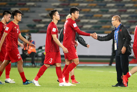 박항서 베트남 축구 대표팀 감독이 8일 오후(현지시간) 아랍에미리트 아부다비 자예드 스포츠시티 스타디움에서 열린 이라크와의 아시안컵 조별리그 D조 1차전에서 역전패 한 선수들을 격려하고 있다. 2019.1.9  연합뉴스