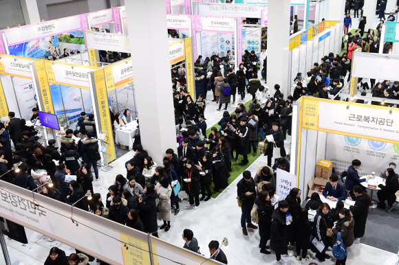9일 서울 서초구 양재동 aT센터에서 열린 2019년 공공기관 채용정보 박람회에서 구직자들이 채용기관의 면접을 기다리고 있다.   2019. 1. 9 정연호 기자 tpgod@seoul.co.kr