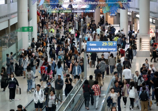 인천국제공항 1터미널 면세구역이 여행객 등 출국자들로 붐비고 있다.  연합뉴스 자료사진