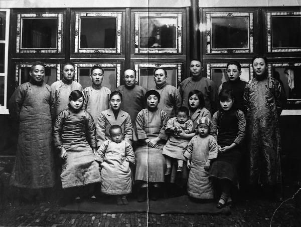 1932년 중국 자싱에서 임정 요인들과 함께 찍은 사진. 앞줄 왼쪽 두 번째가 정정화와 아들 김자동(당시 6세), 뒷줄 왼쪽 세 번째가 남편 김의한, 여섯 번째가 김구다.  국가보훈처 제공