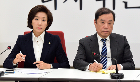 김병준 자유한국당 비상대책위원장(오른쪽)과 나경원 원내대표가 10일 국회 당대표실에서 문재인 대통령의 신년 기자회견을 시청하며 메모하고 있다. 2019. 1. 10  김명국 선임기자 daunso@seoul.co.kr