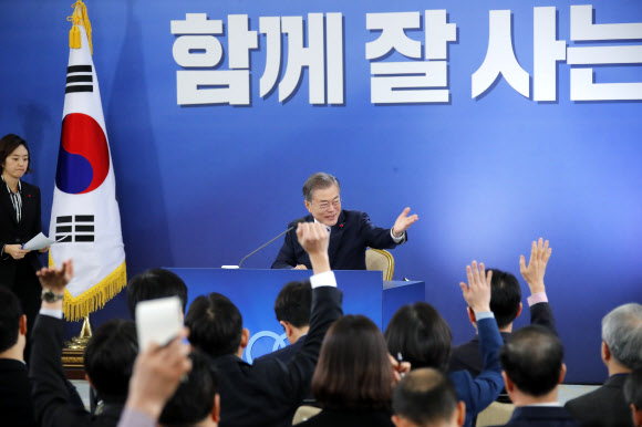 문재인 대통령이 10일 오전 청와대 영빈관에서 열린 내외신 출입 기자들을 대상으로 한 신년 기자회견에서 기자들의 질문 세례를 받고 있다. 2019.1.10  연합뉴스