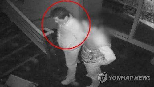 2016년 11월 방용훈 코리아나호텔 사장(왼쪽)과 그의 아들이 방 사장 부인 이모씨의 언니 집에 무단침입하는 모습 [연합뉴스TV 제공]  연합뉴스