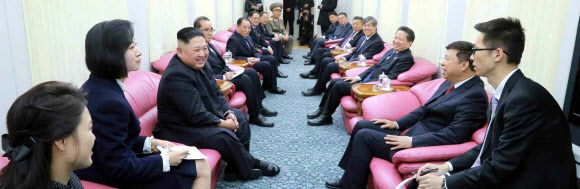 북한 노동당 기관지 노동신문이 김정은 국무위원장의 방중 소식을 10일자 지면에 사진과 함께 보도했다. 전용열차를 타고 중국을 방문한 김 위원장이 8일 단둥(丹東)으로 영접을 나온 쑹타오(宋濤) 중국공산당 중앙위원회 대외연락부장 등 환담을 하는 모습. 2019.1.10  연합뉴스