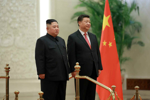 북한 노동당 기관지 노동신문이 김정은 국무위원장의 방중 소식을 10일자 지면에 사진과 함께 보도했다. 김 위원장이 시진핑(習近平) 국가 주석과 8일 중국 인민대회당에 나란히 서 있는 모습. 2019.1.10  연합뉴스