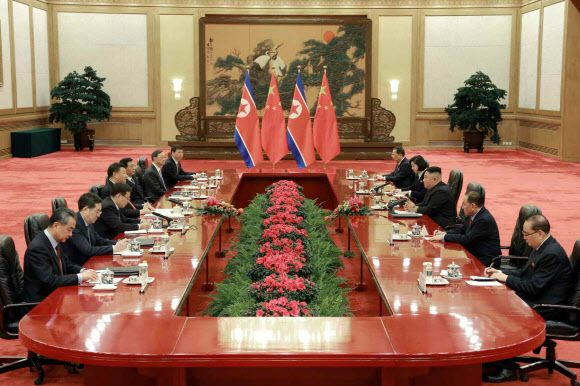 북한 노동당 기관지 노동신문이 김정은 국무위원장의 방중 소식을 10일자 지면에 사진과 함께 보도했다. 김 위원장이 참모들을 대동하고 시진핑(習近平) 중국 국가 주석과 의견을 나누고 있다. 2019.1.10  연합뉴스