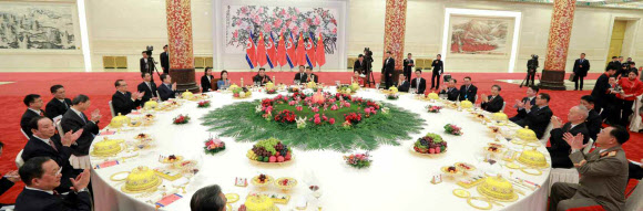 북한 노동당 기관지 노동신문은 10일 김정은 국무위원장의 4차 방중소식을 사진과 함께 보도했다. 사진은 김 위원장 부부와 시진핑(習近平) 중국 국가주석 부부가 김 위원장의 생일이기도 한 8일 오후 중국 베이징(北京)에서 만찬을 하는 모습. 2019.1.10  연합뉴스