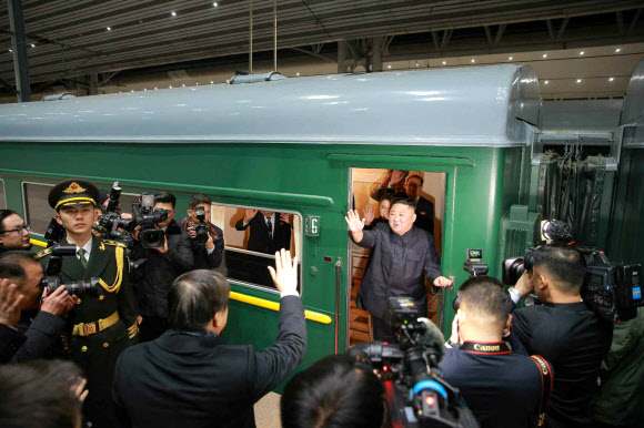 김정은 북한 국무위원장이 9일 오후 평양으로 돌아가는 특별열차에 올라타며 중국 측 인사들에게 인사하고 있다. 노동당 기관지 노동신문은 김 위원장의 4차 방중 소식을 사진과 함께 10일 보도했다. 2019.1.10  연합뉴스
