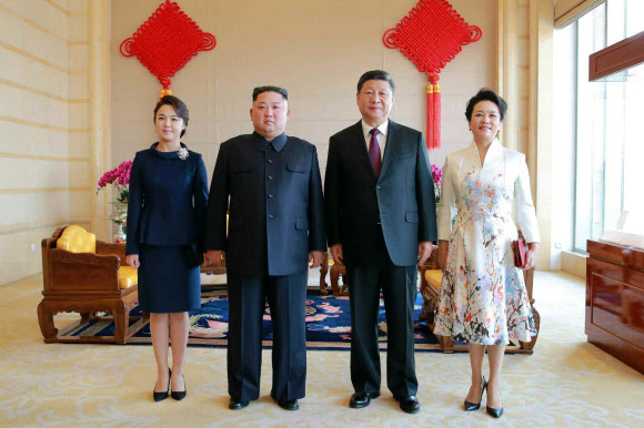 북한 노동당 기관지 노동신문이 김정은 국무위원장의 4차 방중 소식을 10일자 지면에 사진과 함께 보도했다. 사진은 김 위원장과 리설주 여사, 시진핑(習近平) 중국 국가주석과 펑리위안(彭麗媛) 여사는 9일 중국 베이징(北京)의 호텔 북경반점에서 부부동반 오찬에 앞서 기념 촬영을 하는 모습. 2019.1.10  연합뉴스