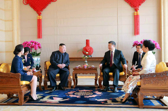 북한 노동당 기관지 노동신문은 10일 김정은 국무위원장의 4차 방중 소식을 보도했다. 사진은 김 위원장 부부와 시진핑(習近平) 중국 국가주석 부부가 9일 오전 중국 베이징(北京)의 호텔 북경반점에서 부부동반 오찬을 하기에 앞서 환담하는 모습. 2019.1.10  연합뉴스