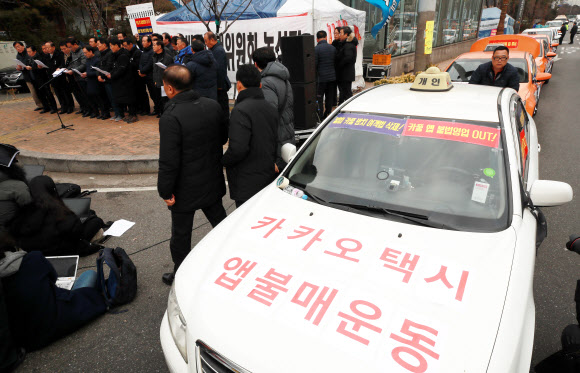 ‘카풀 반대’ 택시기사 또 분신… 택시업계 반발 커질 듯