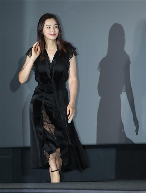 배우 이하늬가 10일 오후 서울 용산구 CGV 용산아이파크몰에서 열린 영화 ‘극한직업’ 언론시사회에 참석하고 있다.  ‘극한직업’은 해체 위기의 마약반 형사 5인방이 낮에는 치킨 장사, 밤에는 잠복근무로 기상천외한 위장 창업기를 다룬 영화이다. 2019.1.10 뉴스1