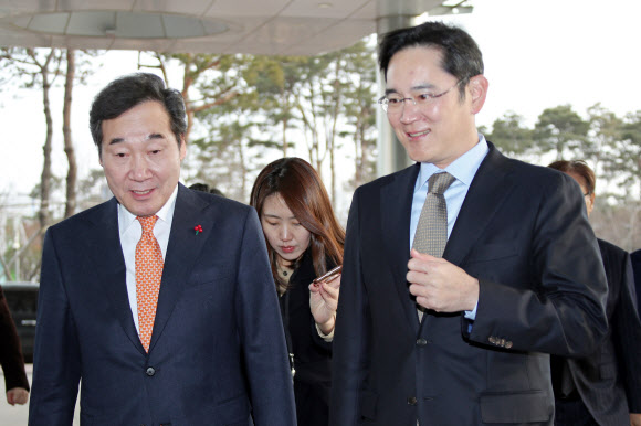 이낙연 국무총리(왼쪽)가 10일 경기도 수원시 삼성전자 5G 장비 생산 현장을 방문해 이재용 삼성전자 부회장과 이야기하고 있다. 2019.1.10  연합뉴스