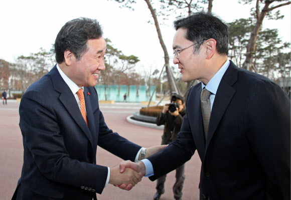 이낙연 국무총리(왼쪽)가 10일 경기도 수원시 삼성전자 5G 장비 생산 현장을 방문해 이재용 삼성전자 부회장과 악수하고 있다. 2019.1.10  연합뉴스