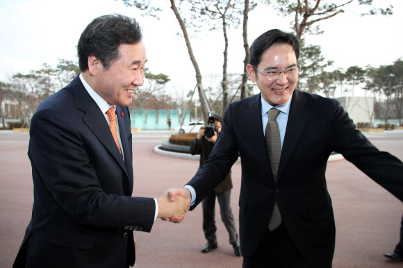 이낙연 국무총리(왼쪽)가 10일 경기도 수원시 삼성전자 5G 장비 생산 현장을 방문, 이재용 삼성전자 부회장과 악수한 뒤 이동하고 있다. 2019.1.10  연합뉴스