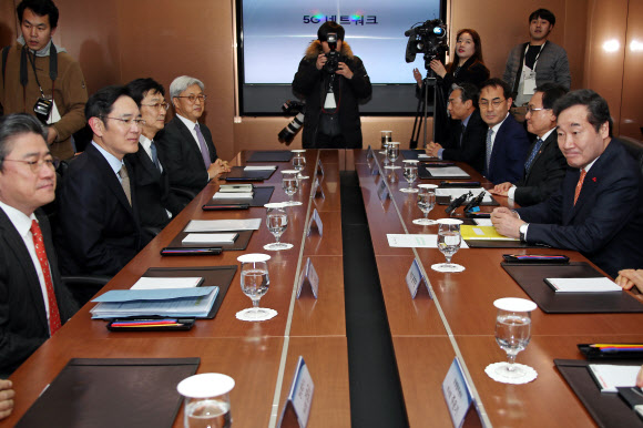 이낙연 국무총리(오른쪽)가 10일 경기도 수원시 삼성전자 5G 장비 생산 현장을 방문, 자리에 임석해있다. 왼쪽 두번째는 이재용 삼성전자 부회장. 2019.1.10  연합뉴스