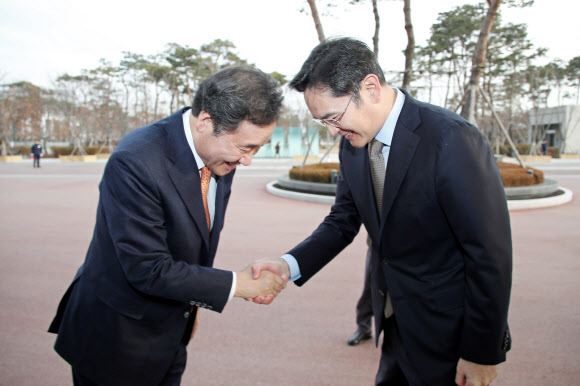 이낙연 국무총리(왼쪽)가 10일 경기도 수원시 삼성전자 5G 장비 생산 현장을 방문해 이재용 삼성전자 부회장과 악수하고 있다. 2019.1.10  연합뉴스