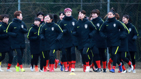 한국 여자축구대표팀 선수들이 10일 오후 파주 NFC에서 훈련을 앞두고 가볍게 뛰며 몸을 풀고 있다. 대표팀은 내일 4개국 친선대회가 열리는 중국으로 떠난다. 2019.1.10  연합뉴스