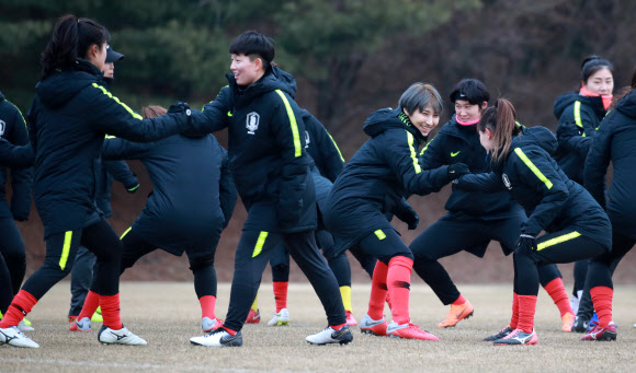 한국 여자축구대표팀 여민지 등 선수들이 10일 오후 파주 NFC에서 훈련을 앞두고 게임을 통해 몸을 풀고 있다. 대표팀은 내일 4개국 친선대회가 열리는 중국으로 떠난다. 2019.1.10  연합뉴스