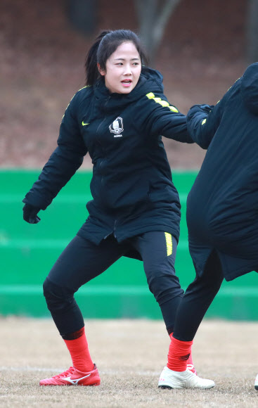 한국 여자축구대표팀 이민아가 10일 오후 파주 NFC에서 훈련을 앞두고 게임을 통해 몸을 풀고 있다. 대표팀은 내일 4개국 친선대회가 열리는 중국으로 떠난다. 2019.1.10  연합뉴스