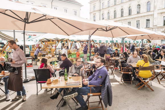 프레셰렌 광장의 노천 카페에서 담소를 나누는 사람들. 류블랴나 중심에 있는 광장으로 슬로베니아의 국민시인인 프레셰렌을 기념하는 공간이다.