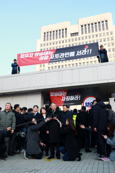 양승태 전 대법원장이 11일 오전 서울 서초동 대법원 앞에서 사법행정권 남용 의혹 관련 피의자 신분으로 검찰에 출석하기 전 입장을 밝히고 있다. 2019.1.11  연합뉴스