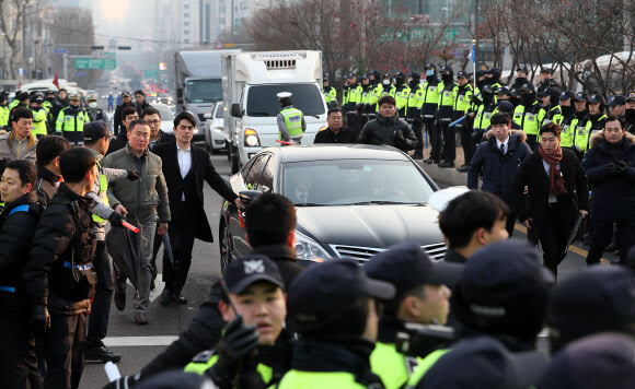 양승태 전 대법원장을 태운 차량이 11일 오전 서울 서초구 대법원 앞으로 향하고 있다. 양 전 대법원장은 이날 사법행정권 남용 사태 관련 검찰 조사를 받기 전 대법원 앞에서 입장발표를 했다. 2019.1.11  연합뉴스