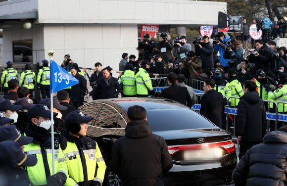 양승태 전 대법원장을 태운 차량이 11일 오전 서울 서초구 대법원 앞으로 향하고 있다. 양 전 대법원장은 이날 사법행정권 남용 사태 관련 검찰 조사를 받기 전 대법원 앞에서 입장발표를 했다. 2019.1.11  연합뉴스