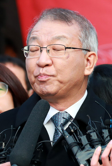 양승태 전 대법원장이 11일 오전 서울 서초동 대법원 앞에서 사법행정권 남용 의혹 관련 피의자 신분으로 검찰에 출석하기 전 입장을 밝히던 중 눈을 감고 있다. 2019.1.11  연합뉴스