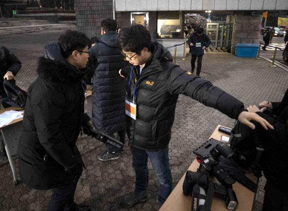 일제 강제징용 피해자 소송에 개입하고 ‘법관 블랙리스트’를 만드는 등 사법행정권을 남용했다는 의혹을 받고 있는 양승태 전 대법원장이 검찰 포토라인에 서는 11일 오전 서초구 서울중앙지검 입구에서 취재진이 소지품 검사를 받고 있다. 2019.1.11  연합뉴스