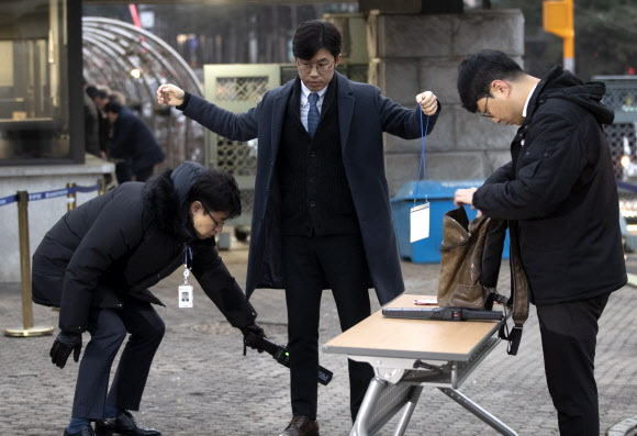 일제 강제징용 피해자 소송에 개입하고 ‘법관 블랙리스트’를 만드는 등 사법행정권을 남용했다는 의혹을 받고 있는 양승태 전 대법원장이 검찰 포토라인에 서는 11일 오전 서초구 서울중앙지검 입구에서 취재진이 소지품 검사를 받고 있다. 2019.1.11 연합뉴스