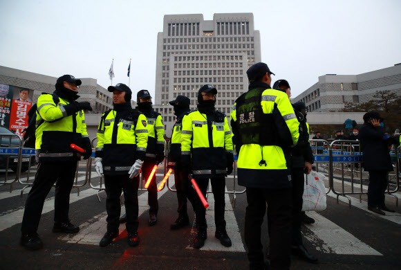 11일 오전 서울 서초동 대법원 앞에서 사법행정권 남용 의혹 관련 양승태 전 대법원장의 검찰 소환 기자회견을 앞두고 경찰들이 대법원 출입을 통제하고 있다. 2019.1.11  연합뉴스