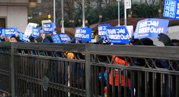 전국공무원노조 법원본부 조합원들이 11일 오전 서울 서초동 대법원 앞에서 사법행정권 남용 의혹 관련 검찰 소환을 앞두고 기자회견을 예정한 양승태 전 대법원장을 규탄하며 대법원 정문을 막아선 채 손팻말을 들어보이고 있다. 2019.1.11  연합뉴스