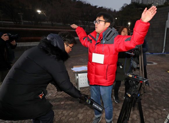 사법행정권 남용 의혹을 받는 양승태 전 대법원장의 검찰 소환일인 11일 오전 서울 서초구 서울중앙지검에서 취재진이 청사 출입에 앞서 검색을 받고 있다. 2019.1.11  연합뉴스