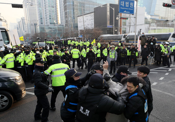 양승태 전 대법원장이 사법행정권 남용 사태 관련 검찰 조사를 받기 전 11일 오전 서울 서초구 대법원 앞에서 입장을 발표했다. 이날 양 전 대법원장을 태운 차량이 대법원을 빠져나가려 하자 한 시위자가 도로에 뛰어들어 경찰의 제지를 받고 있다. 2019.1.11  연합뉴스