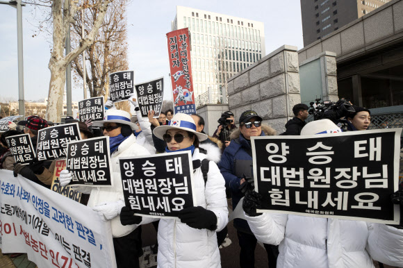일제 강제징용 피해자 소송에 개입하고 ‘법관 블랙리스트’를 만드는 등 사법행정권을 남용했다는 의혹을 받고 있는 양승태 전 대법원장이 검찰 포토라인에 서는 11일 오전 서초구 서울중앙지검 입구에서 양승태 지지 관련 기자회견이 열리고 있다. 2019.1.11 연합뉴스